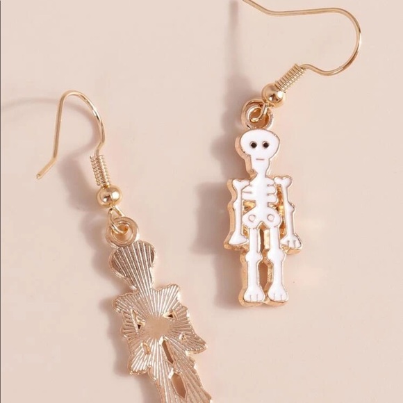 💀NEW Hanging Skelly Earrings - Picture 5 of 6